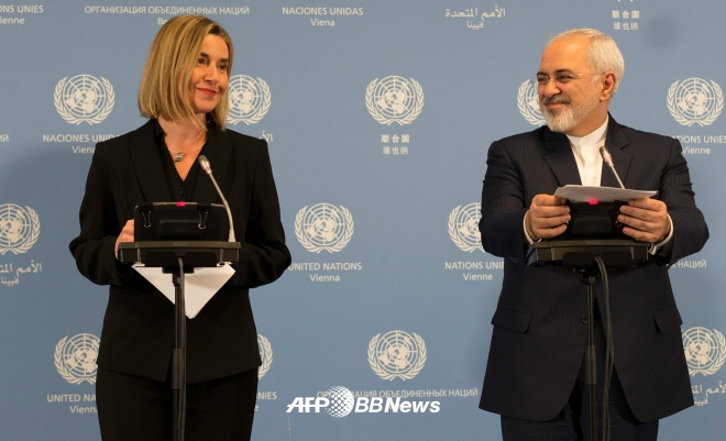 대 이란 제재 해제를 발표하는 모하마드 자바드 자리프(오른쪽) 이란 외무장관과 페데리카 모게리니(왼쪽) EU 외교안보고위대표 ⓒAFPBBNews=News1