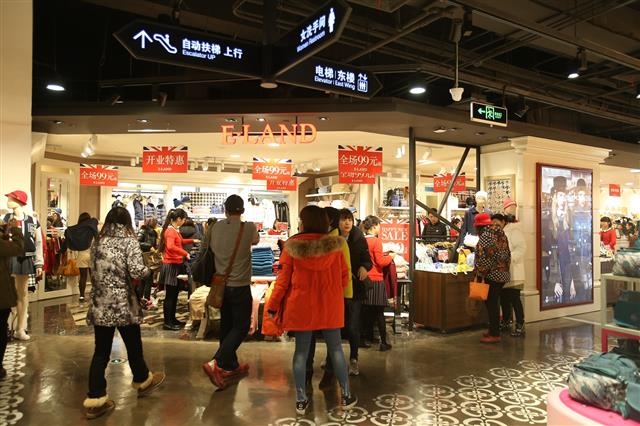 지난 15일 중국 상하이 창닝지구에서 문을 연 ‘팍슨뉴코아몰’에서 고객들이 매장을 둘러보고 있다. 이랜드그룹 제공