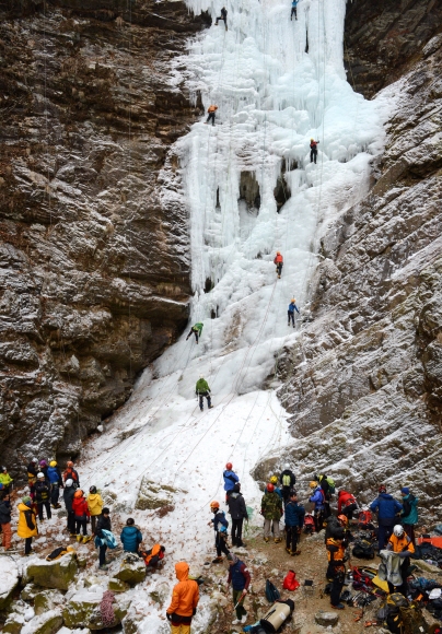 17일 강원 춘천시 강촌 구곡폭포에서 수십명의 산악인이 빙벽을 오르고 있다. 안주영 기자 jya@seoul.co.kr