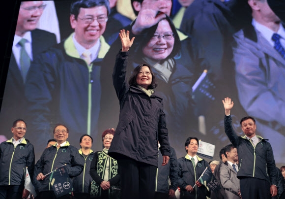 대만의 첫 여성 총통으로 당선된 차이잉원 민진당 주석이 16일 밤(현지시간) 당선이 확정된 직후 타이베이의 당사에서 오른손을 들어 선거 승리를 선언하고 있다. 타이베이 AP 연합뉴스