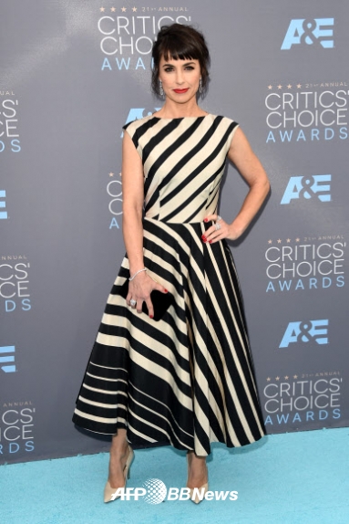 배우 콘스탄스 짐머가 17일(현지시간) 미국 캘리포니아주 산타 모니카에서 열린 21회 ‘크리틱스 초이스 어워즈(Critics’ Choice Awards)’에 참석했다.<br>ⓒ AFPBBNews=News1