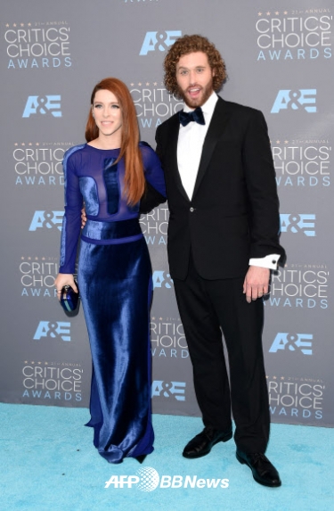 배우 케이트 고니(왼쪽)와 T.J. 밀러가 17일(현지시간) 미국 캘리포니아주 산타 모니카에서 열린 21회 ‘크리틱스 초이스 어워즈(Critics’ Choice Awards)’에 참석했다.<br>ⓒ AFPBBNews=News1
