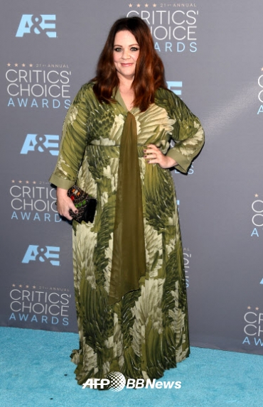 배우 멜리사 맥카시가 17일(현지시간) 미국 캘리포니아주 산타 모니카에서 열린 21회 ‘크리틱스 초이스 어워즈(Critics’ Choice Awards)’에 참석했다.<br>ⓒ AFPBBNews=News1