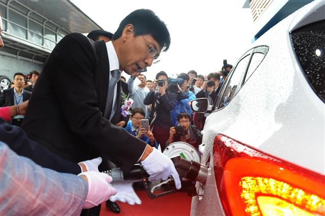 안희정 충남지사가 내포신도시 수소충전소에서 도 관용 수소차에 연료를 넣고 있다. 충남도 제공