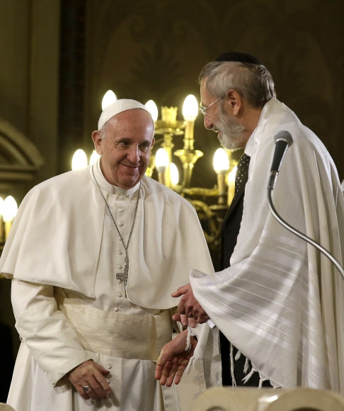 랍비장과 인사하는 교황 