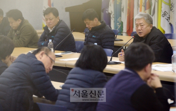 김동만(뒷줄 오른쪽) 한국노총 위원장.  정연호 기자 tpgod@seoul.co.kr