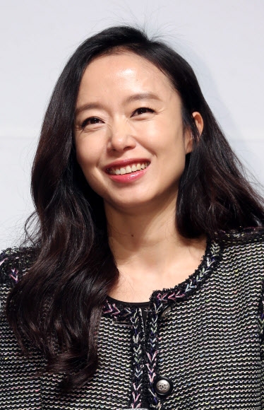 배우 전도연이 19일 오전 서울 강남구 CGV 압구정점에서 열린 영화 ‘남과 여’ 제작발표회에서 환한 웃음을 보이고 있다. <br>연합뉴스