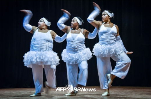 13일(현지시간) 쿠바 아바나 국립극장에서 ‘단자 볼루미노사(Danza Voluminosa)’무용단의 무용수들이 공연 리허설을 하고 있다.<br>ⓒ AFPBBNews=News1<br>