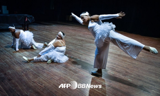 13일(현지시간) 쿠바 아바나 국립극장에서 ‘단자 볼루미노사(Danza Voluminosa)’무용단의 무용수들이 공연 리허설을 하고 있다.<br>ⓒ AFPBBNews=News1