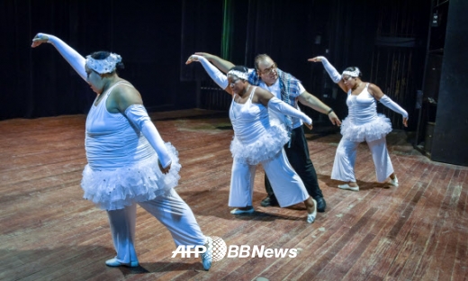 13일(현지시간) 쿠바 아바나 국립극장에서 ‘단자 볼루미노사(Danza Voluminosa)’무용단의 무용수들이 공연 리허설을 하고 있다.<br>ⓒ AFPBBNews=News1
