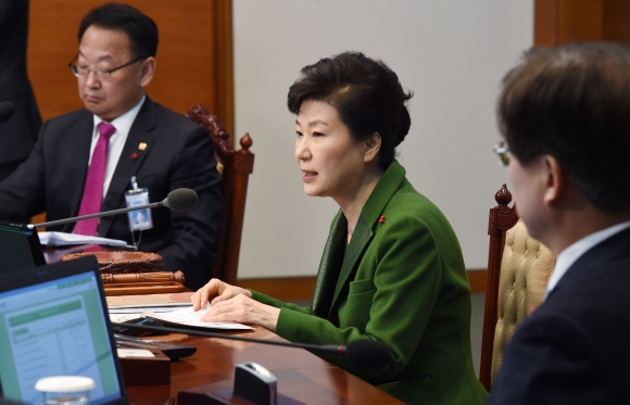 박근혜 대통령이 19일 청와대에서 국무회의를 주재하고 있다. 박 대통령 왼쪽은 유일호 경제부총리 겸 기획재정부 장관.  청와대 사진기자단