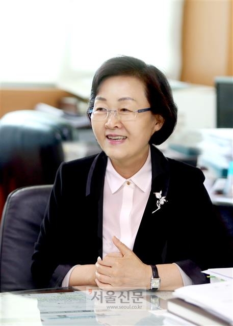 신연희 서울 강남구청장이 지난 18일 구청 직무실에서 행정가로서 2016년 새해 목표에 대해 이야기를 하고 있다. 영동대로 원샷 개발과 관광거점 개발 등을 마무리 하겠다고 덧붙였다. 최해국 선임기자 seaworld@seoul.co.kr