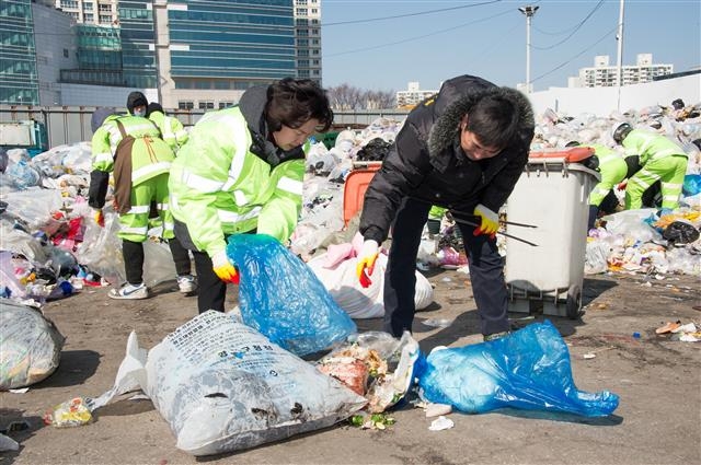 김수영 양천구청장이 재활용선별장 클린센터에서 직접 쓰레기 분리수거 상태를 점검하고 있다. 양천구 제공