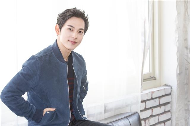 지난해 말 웹툰 ‘미생’ 시즌2가 시작됐다. 임시완은 “재능이 넘쳐나는 친구들 틈에서 과연 나는 연예계에 필요한 사람일까 고민이 많았다. 그런 게 장그래와 비슷하다고 생각하며 연기를 했다”면서 “다시 장그래 역을 맡게 된다면 영광일 것”이라고 했다. 뉴 제공