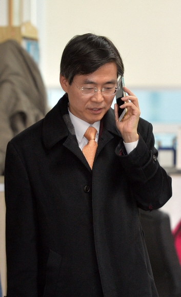 19일 더불어민주당을 탈당한 조경태 의원이 국회 의원회관 사무실에서 전화 통화를 하고 있다.  박지환 기자 popocar@seoul.co.kr