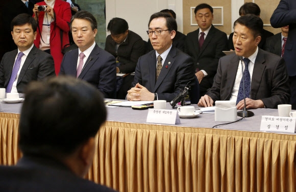 김수민 국정원 2차장(맨 오른쪽)이 20일 오전 국회에서 열린 테러 위기상황 대처를 위한 당정협의에서 관련 발언을 하고 있다. 연합뉴스