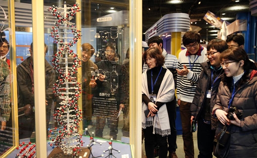 과학교사 학술시찰단이 19일 일본 오사카 시립과학관에서 DNA 분자구조 모형을 살펴보고 있다.  두산연강재단 제공 