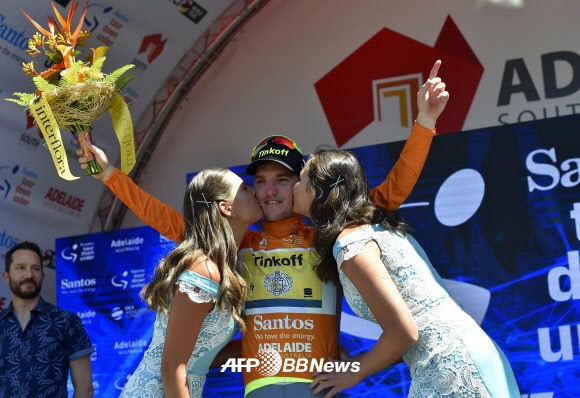 제이 맥카시가 20일(현지시간) 호주에서 열리고 있는 세계 사이클 대회인 투어 다운 언더의 2구간(Unley에서 Stirling까지의 구간) 경기를 마치고 미녀들의 키스로 축하를 받고 있다. ⓒ AFPBBNews=News1