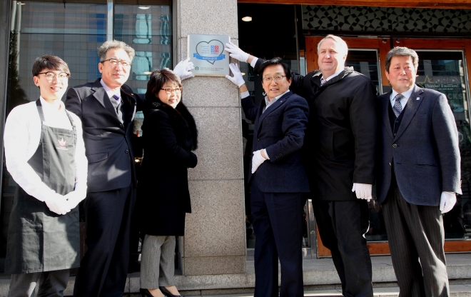 국산우유 사용을 인증받은 커피전문점은?