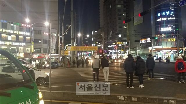 서울 관악구 신림역 사거리 부근 횡단보도에서 19일 가출 청소년 2명(왼쪽)이 신호를 기다리며 서 있다.