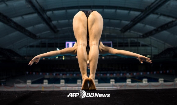 중국 국가대표 다이빙팀의 한 선수가 20일(현지시간) 상하이 오리엔탈 스포츠 센터 10m 플랫폼에서 점프를 하고 있다.  ⓒ AFPBBNews=News1 