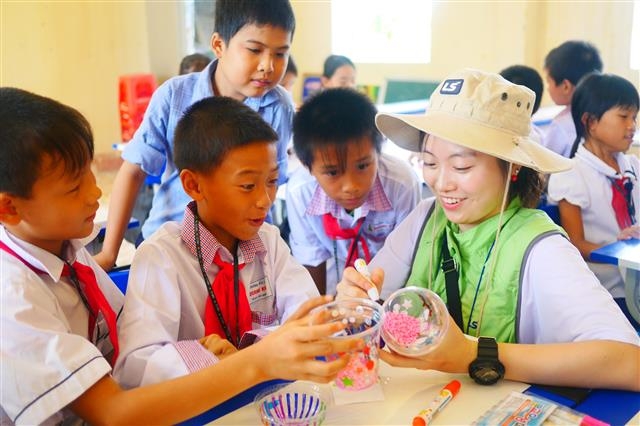 LS 대학생 해외봉사단에 참가한 대학생이 베트남 초등학생과 함께 과학실험을 하고 있다.  LS그룹 제공 