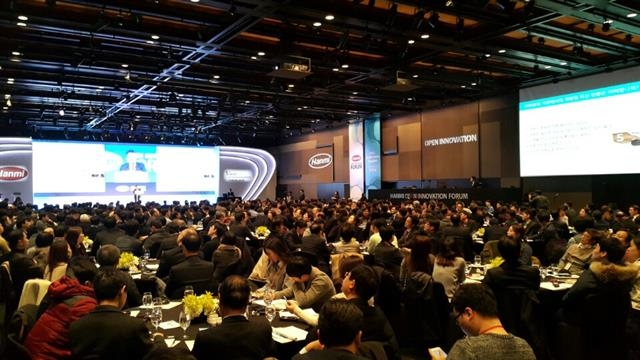 한미약품이 21일 서울 중구 신라호텔 다이너스티홀에서 주최한 ‘제1회 한미 오픈이노베이션 포럼’에서 참가한 관중들이 발표를 듣고 있다. 한미약품 제공