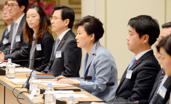 박근혜 대통령이 22일 청와대 영빈관에서 열린 외교안보부처 업무보고에 앞서 모두 발언을 하고 있다. 박 대통령은 이날 6자 회담의 실효성 문제를 제기하며 5자 회담 등 다양하고 창의적인 북핵 접근법을 찾아야 한다고 강조했다. 박 대통령 왼쪽은 황교안 국무총리. 청와대사진기자단