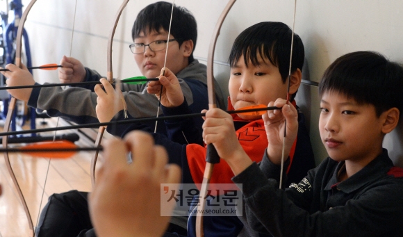 서울 충무아트홀 문화센터에서 운영하는 ‘국궁’ 프로그램에 참가한 어린이들이 권오정(서울무형문화재 제23호 궁장(弓匠) 이수자) 궁장의 지시에 맞춰 동작을 배우고 있다. 오늘날 국궁은 레저스포츠 이면서 마음을 수련 할 수 있는 무예(武藝)로 대중들의 사랑을 받고 있다. 이종원 선임기자 jongwon@seoul.co.kr