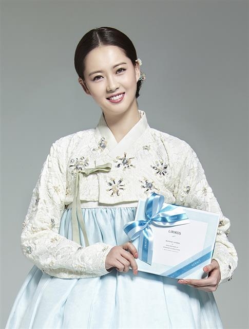 리리코스 모델인 배우 고아라가 설 선물세트를 선보이고 있다. 아모레퍼시픽 제공