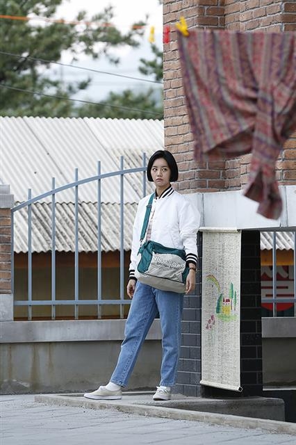 아이돌 가수 출신 연기자로 성공을 거둔 혜리와 수지는 1994년 동갑내기에 고등학교 동창이다. 혜리는 최근 종영한 드라마 ‘응답하라 1988’로 스타덤에 올랐다. tvN 제공