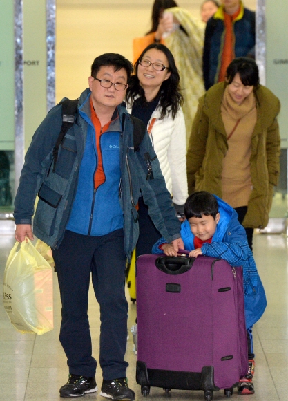 제주공항이 재개장된 25일 제주발 항공기를 탑승했던 탑승객들이 서울 김포공항으로 밝은표정으로 들어서고 있다. 박지환 기자 popocar@seoul.co.kr