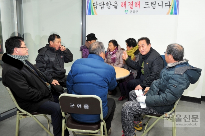 김영만 군위군수가 지난 23일 군위 5일장에 마련된‘직소민원실’에서 민원인들과 상담하고 있다. 군위군 제공 