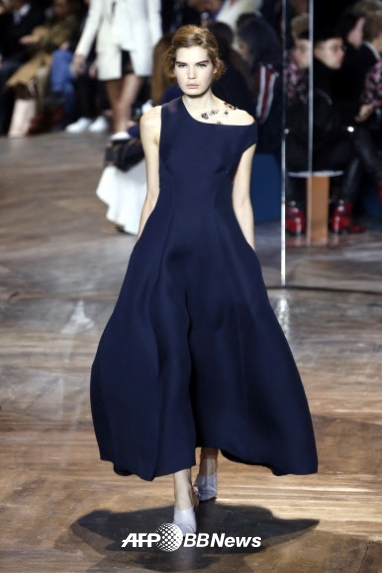 25일(현지시간) 프랑스 파리에서 열린 2016-2017 봄/여름 오트 쿠튀르 컬렉션 패션쇼에서 크리스챤 디올의 작품을 모델이 선보이고 있다.<br>ⓒ AFPBBNews=News1