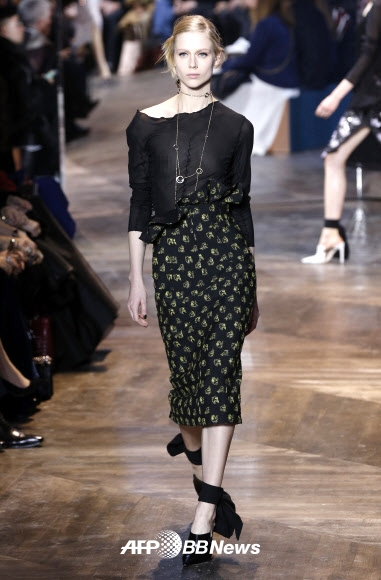 25일(현지시간) 프랑스 파리에서 열린 크리스챤 디올의 2016-2017 봄/여름 오트 쿠튀르 컬렉션 패션쇼에서 모델이 의상을 선보이고 있다.<br>ⓒ AFPBBNews=News1