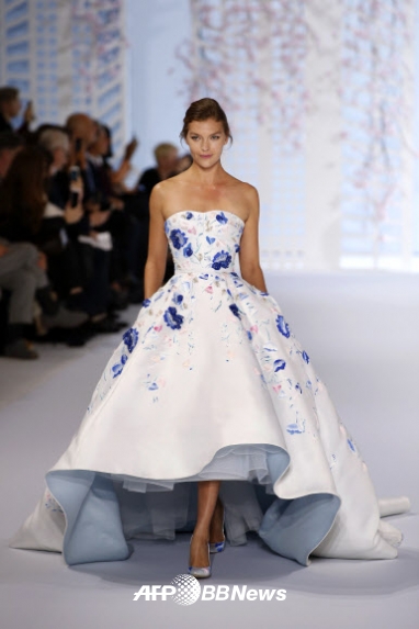 25일(현지시간) 프랑스 파리에서 열린 랄프 앤 루소의 2016 봄/여름 오트 쿠튀르 컬렉션 패션쇼에서 모델이 의상을 선보이고 있다.<br>ⓒ AFPBBNews=News1
