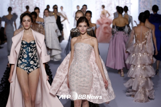 25일(현지시간) 프랑스 파리에서 열린 랄프 앤 루소의 2016 봄/여름 오트 쿠튀르 컬렉션 패션쇼에서 모델이 작품을 선보이고 있다.<br>ⓒ AFPBBNews=News1