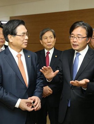 26일 은평구청에서 열린 ‘장애인종합복지관 건립을 위한 상호협력 협약식’에 앞서 김우영(오른쪽) 구청장과 이영훈(왼쪽) 우리복지재단 대표가 대화를 나누고 있다. 은평구 제공