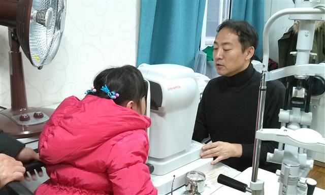 충북 단양군 보건소에서 환자를 진료하고 있는 김영훈(오른쪽) 가톨릭대 의과대학 교수. 단양군 제공