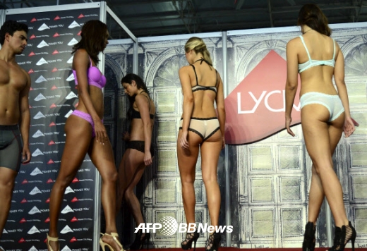 26일(현지시간) 콜롬비아 메데인에서 열린 ‘콜롬비아 텍스 패션 페어(Colombiatex fashion fair)’에서 다국적 브랜드 라이크라(Lycra)의 속옷을 모델들이 선보이고 있다.<br>ⓒ AFPBBNews=News1