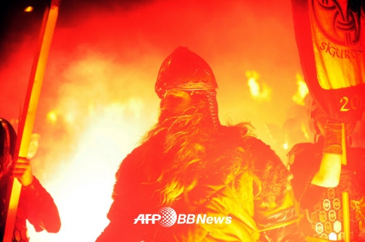 “우리는 바이킹의 후예들”… ‘업 헬리 아(Up Helly Aa)’ 불꽃 축제