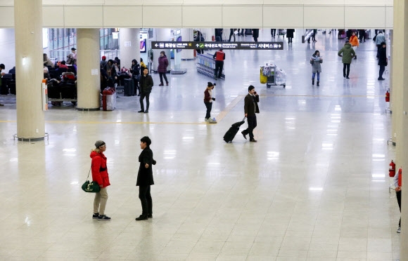 최근 제주 폭설로 승객들의 발이 묶이면서 혼잡을 빚었던 제주공항이 27일 체류객이 해소되며 한산한 모습을 보이고 있다.  연합뉴스