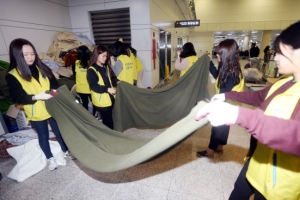 노숙 사태 불구경… “공항이용료 4000원도 아까워”
