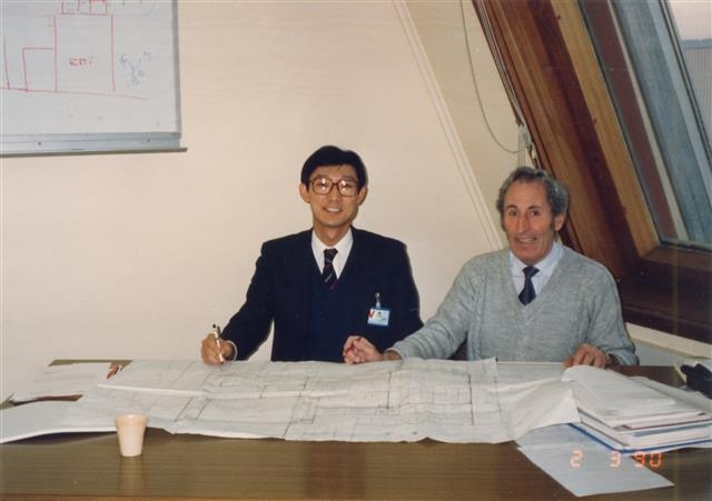 1990년 대전 한국항공우주연구원 내 위성설계 및 성능시험을 하는 위성시험동을 설계할 당시 공동설계 파트너였던 프랑스 인터스페이스사 연구자와 함께한 모습. 한국항공우주연구원 제공