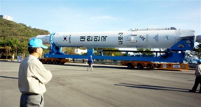2013년 1월 나로호 3차 발사를 앞두고 로켓이 조립동에서 발사대로 향하는 과정을 지켜보고 있는 모습. 한국항공우주연구원 제공