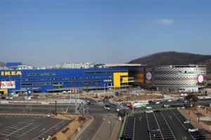 [지역에서 꽃피는 미래 먹거리] ‘공룡들’ 한발 양보하자… 풀뿌리 상인 자생력 키워 상생발전