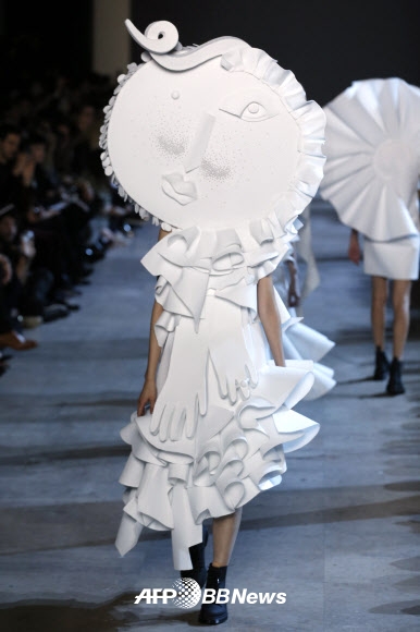 27일(현지시간) 프랑스 파리에서 열린 2016 봄/여름 오트 쿠튀르 컬렉션 무대에서 빅터앤롤프(Viktor&Rolf)의 의상을 입은 모델이 런웨이를 걷고 있다.<br>ⓒ AFPBBNews=News1