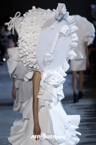 27일(현지시간) 프랑스 파리에서 열린 2016 봄/여름 오트 쿠튀르 컬렉션 무대에서 빅터앤롤프(Viktor&Rolf)의 의상을 입은 모델이 런웨이를 걷고 있다.<br>ⓒ AFPBBNews=News1