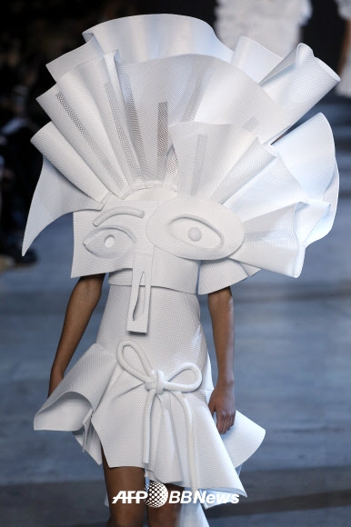 27일(현지시간) 프랑스 파리에서 열린 2016 봄/여름 오트 쿠튀르 컬렉션 무대에서 빅터앤롤프(Viktor&Rolf)의 의상을 입은 모델이 런웨이를 걷고 있다.<br>ⓒ AFPBBNews=News1