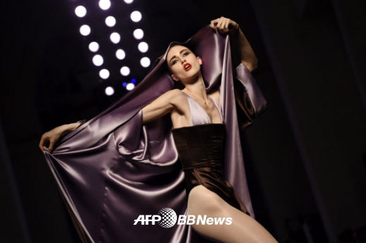 27일(현지시간) 프랑스 파리에서 열린 2016 봄/여름 오트 쿠튀르 컬렉션 무대에서 디자이너 장 폴 고티에의 의상을 입은 모델이 런웨이를 걷고 있다.<br>ⓒ AFPBBNews=News1